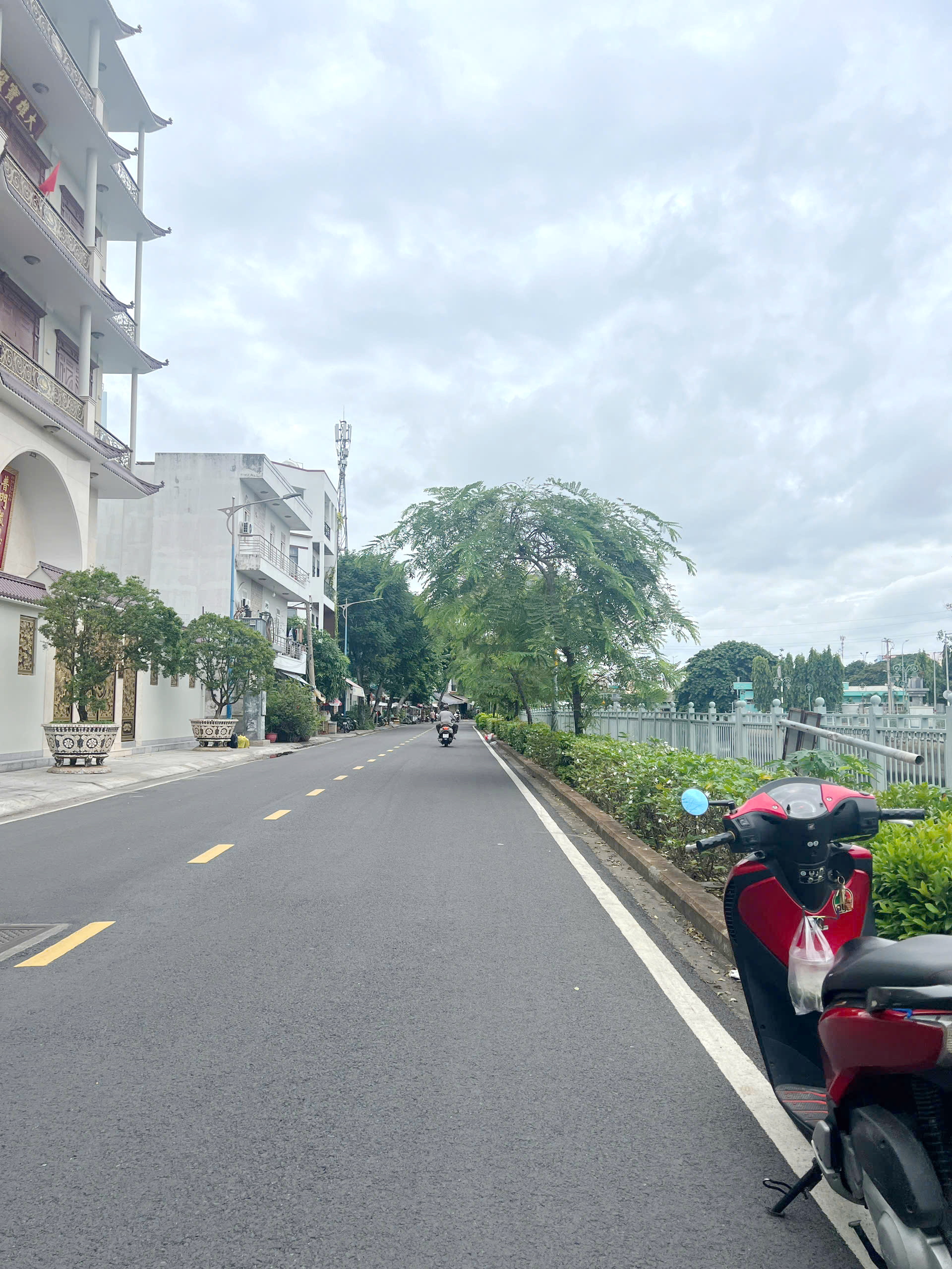 Nhà 4 tầng nở hậu L mặt tiền view bờ kè Lò Gốm P12Q6. Giá: 8.9 tỷ