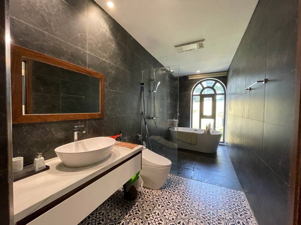 Bán nhà phố Lạc Long Quân, ô tô vào nhà, 80m chỉ 25 tỷ