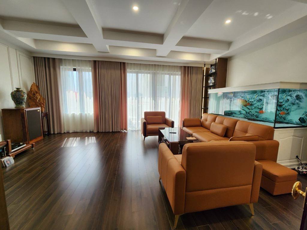 Bán nhà phố Lạc Long Quân, ô tô vào nhà, 80m chỉ 25 tỷ