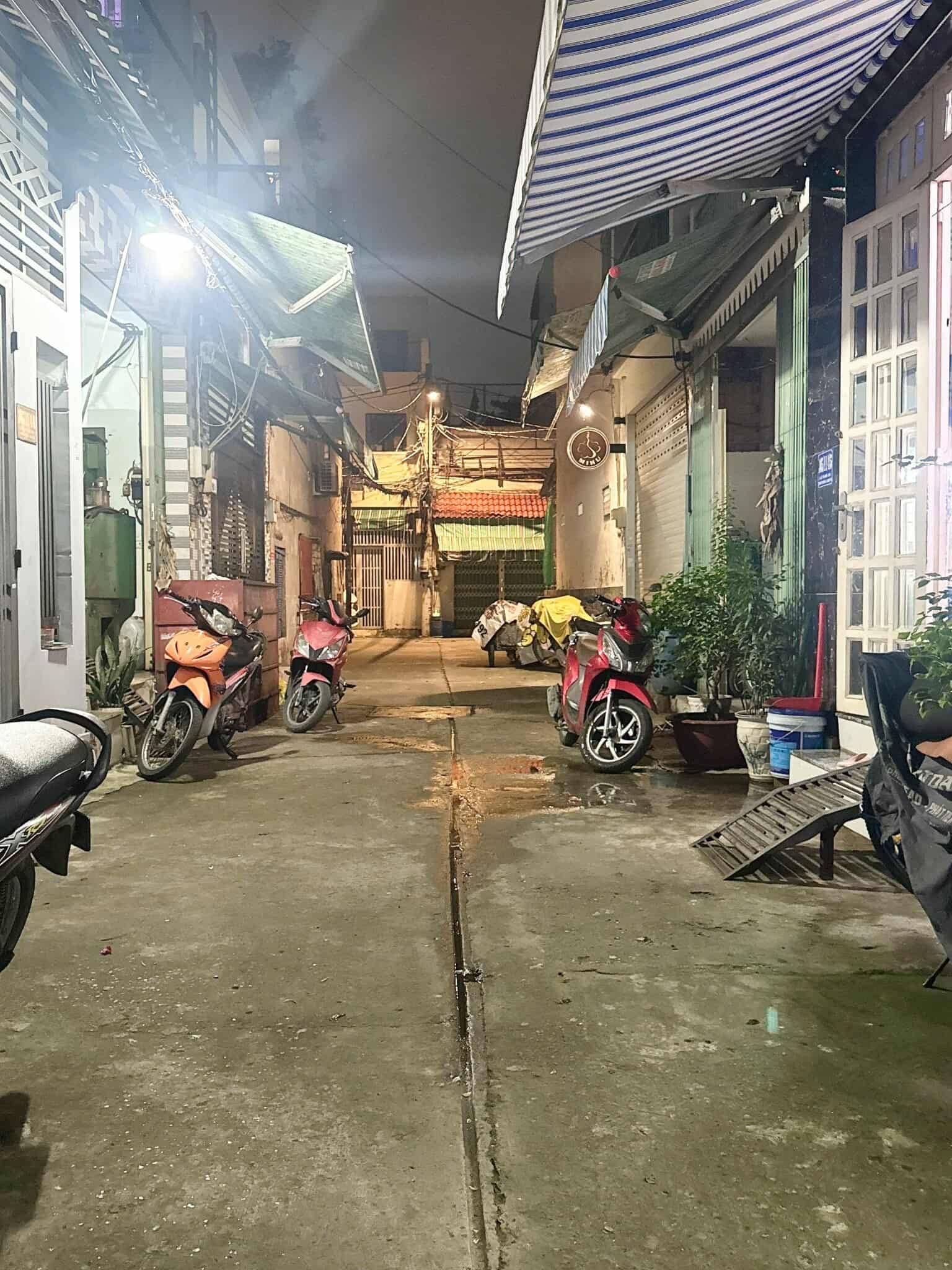 NHÀ 2 TẦNG 41M2(4X10M), GẦN CHỢ LÊ VĂN QUỚI HXH 5M ĐỖ CỬA. BTĐ, BÌNH TÂN. GIÁ RẺ CHỈ 4,35 Tỷ TL.