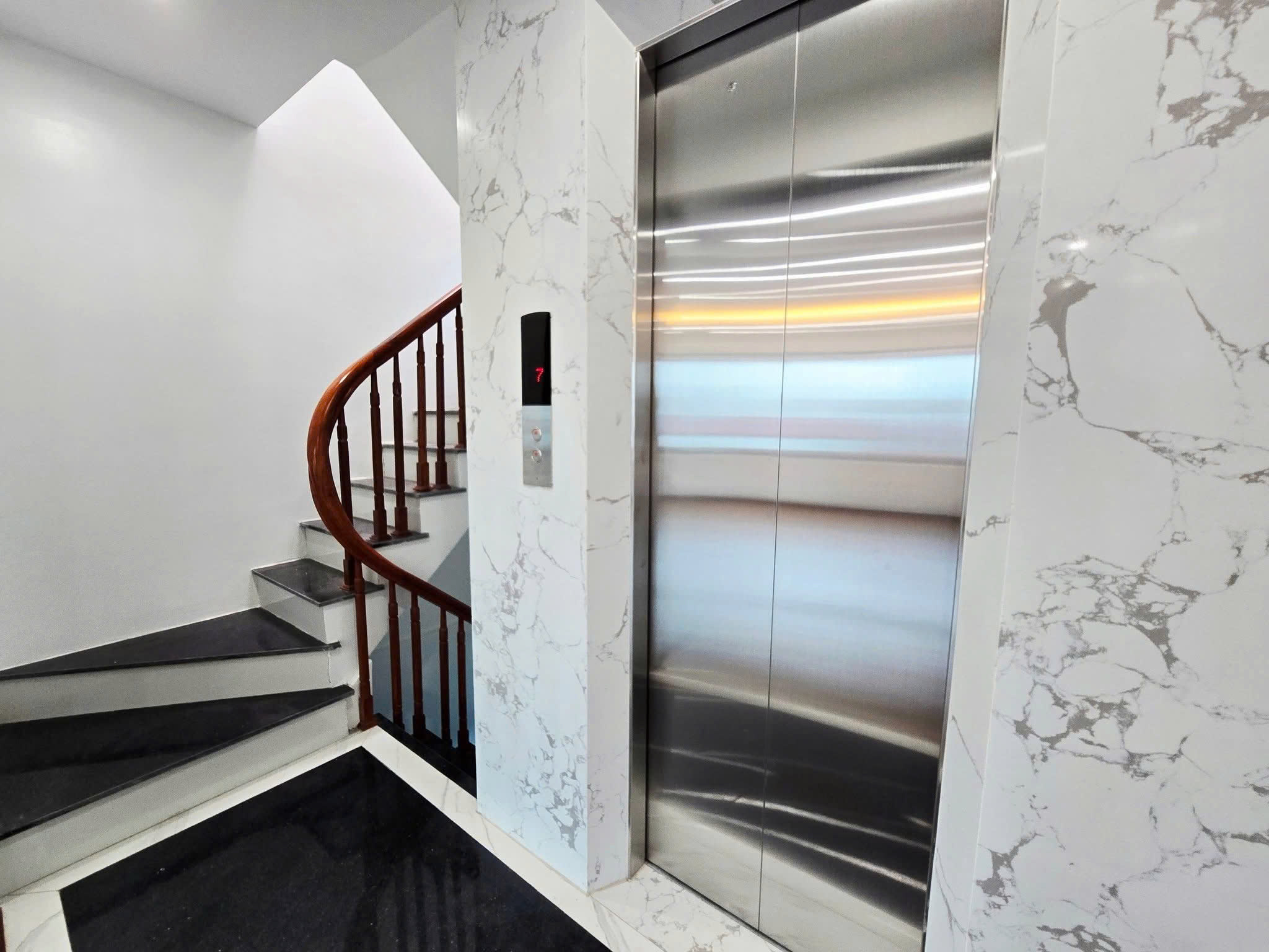 BÁN NHÀ PHÂN LÔ ĐỘI NHÂN, BA ĐÌNH – 43M² x 7T THANG MÁY – MT RỘNG – GARA Ô TÔ – KINH DOANH – GIÁ 17.5 TỶ