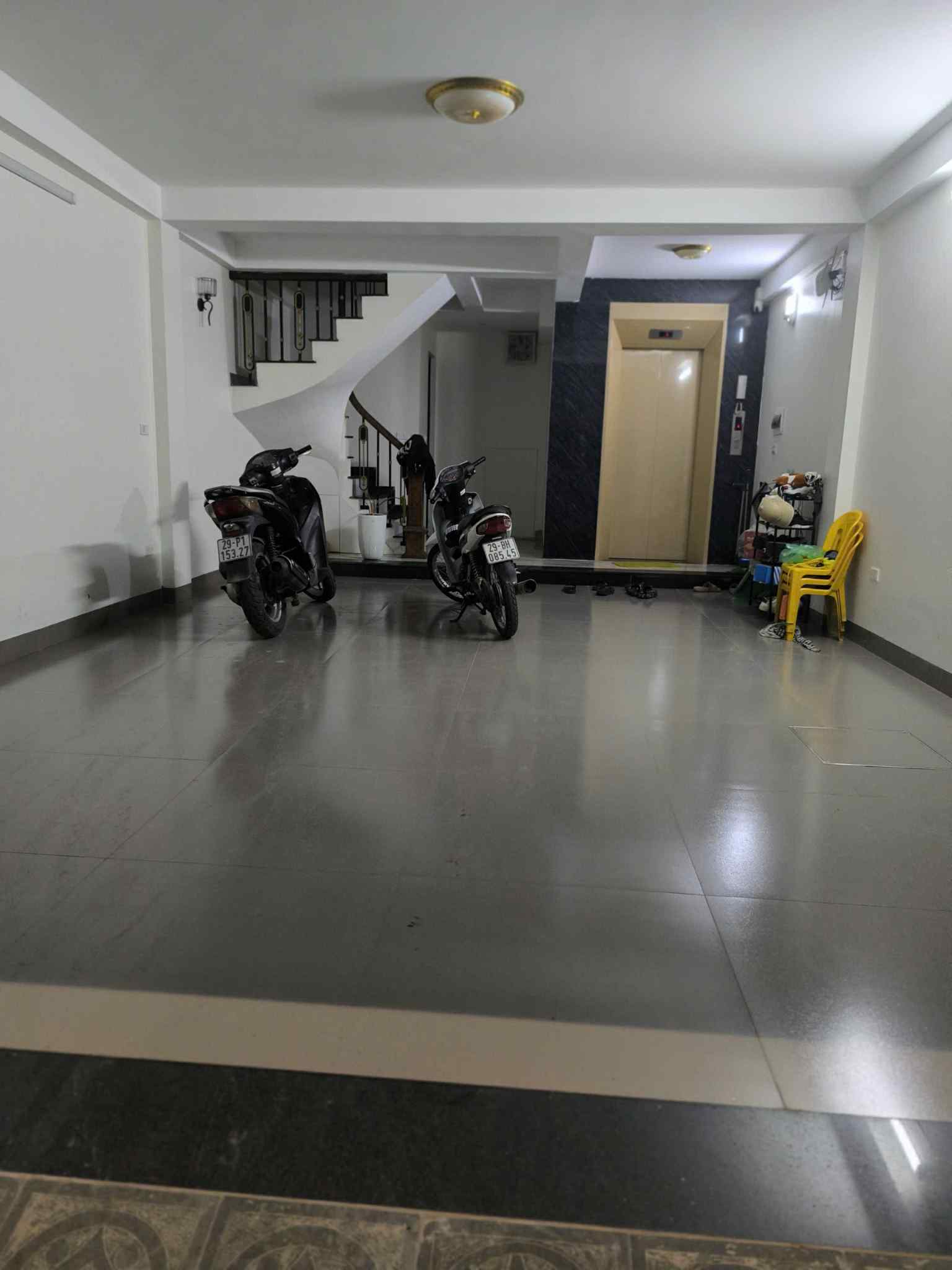Bán nhà Tân Mai, quận Hoàng Mai 60m 7 tầng nhà mới cực đẹp thang máy, ô tô cất trong nhà, trước nhà ô tô tránh đỗ ngày đêm