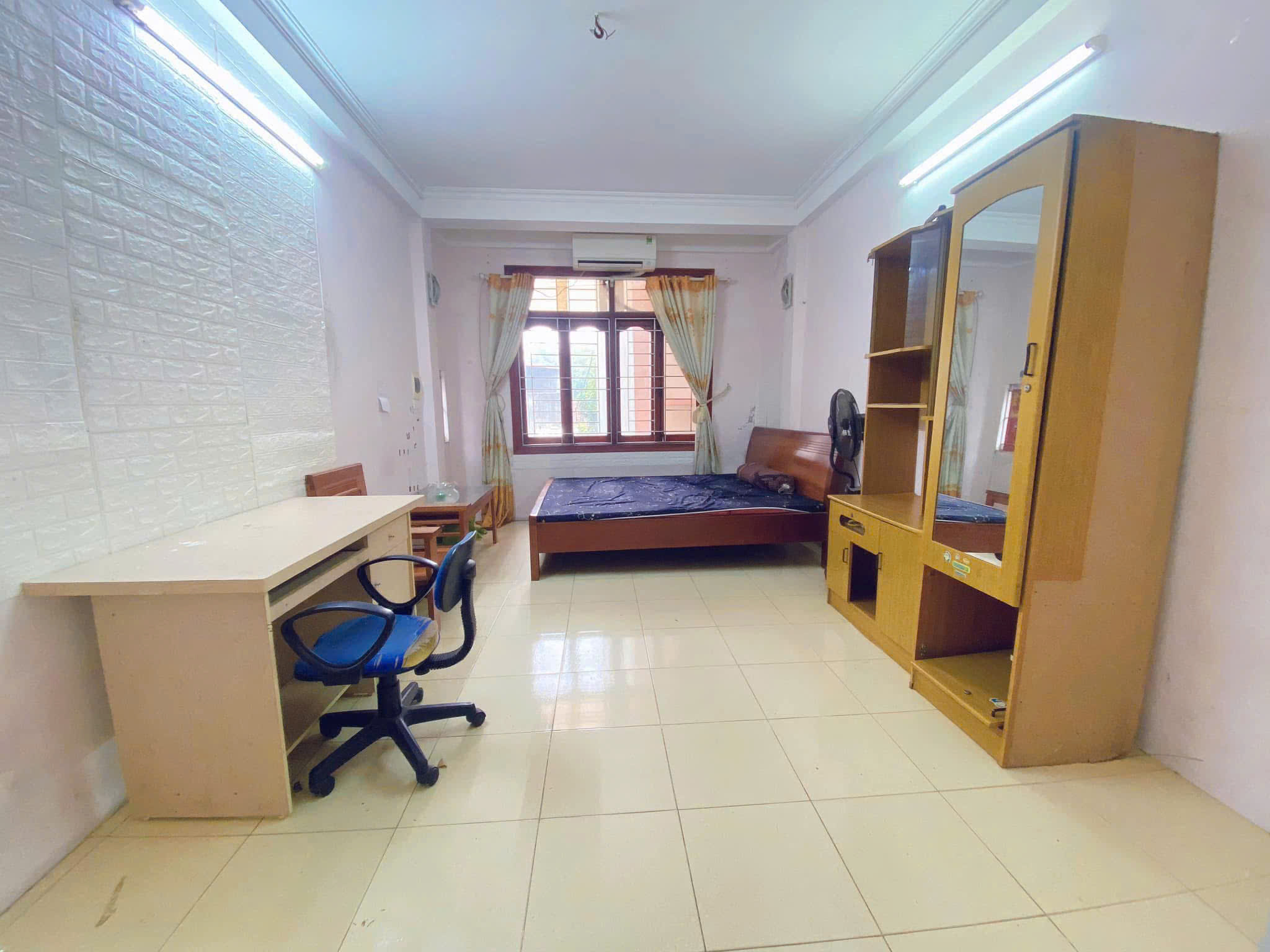Cho thuê nhà nguyên căn ngõ 211 Vĩnh Hưng, 30m² x 5 tầng, 3PN, 4 WC, 10.5 Triệu