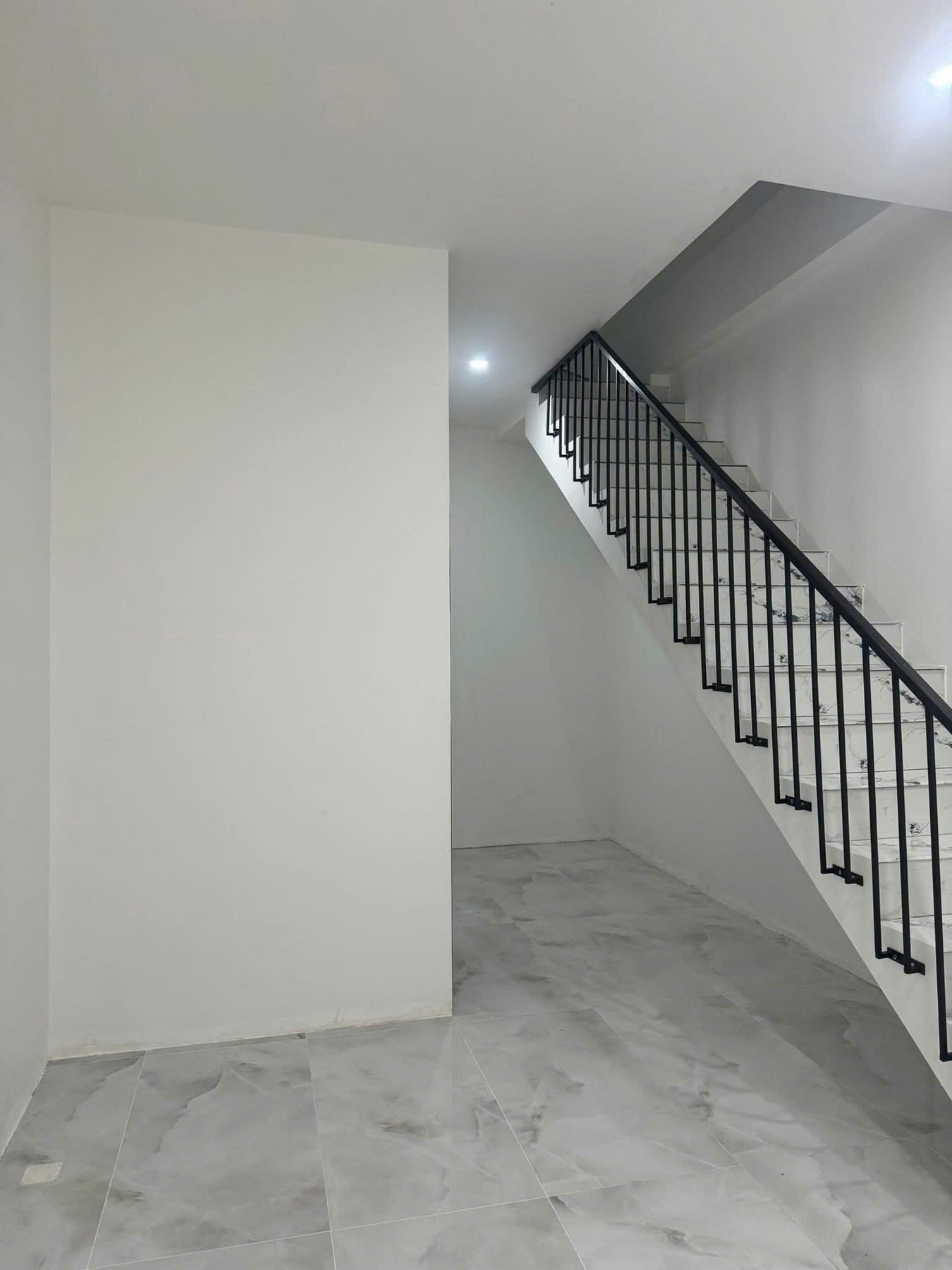 Cho thuê nhà 985 Tam Trinh, 38m2 x 5 tầng, 3 ngủ. Giá 13tr