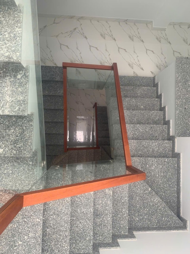 Bán nhà đường Lê Văn Thịnh, P . Cát Lái, TP HCM. 3 tầng. DT 124m2, sổ hồng. Giá 9.5 tỷ.