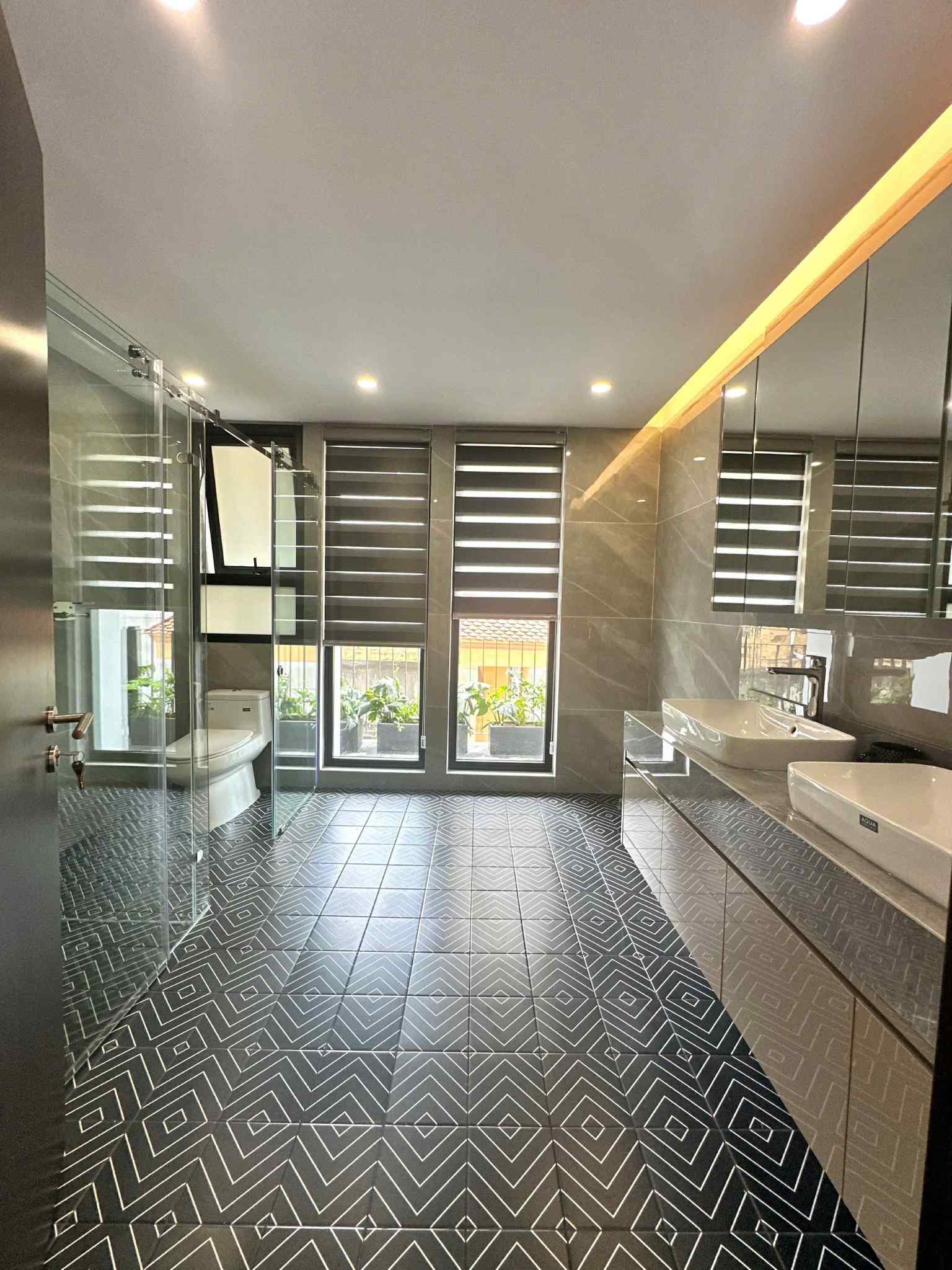 Bán nhà Tân Mai, quận Hoàng Mai 60m 7 tầng nhà mới cực đẹp thang máy, ô tô cất trong nhà, trước nhà ô tô tránh đỗ ngày đêm