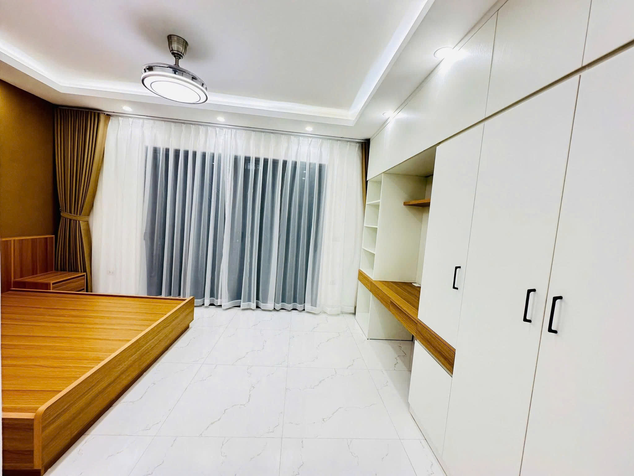BÁN NHÀ PHÂN LÔ HOÀNG QUỐC VIỆT – 60M² x 6T THANG MÁY – MT 5.1M – GARA Ô TÔ – 2 THOÁNG – GIÁ 26.5 TỶ
