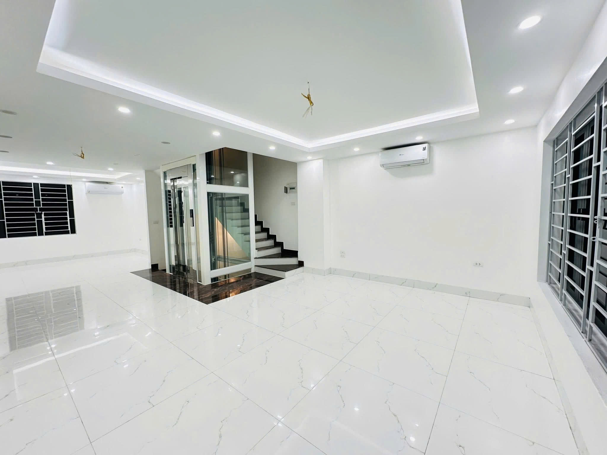 BÁN NHÀ PHÂN LÔ HOÀNG QUỐC VIỆT – 60M² x 6T THANG MÁY – MT 5.1M – GARA Ô TÔ – 2 THOÁNG – GIÁ 26.5 TỶ