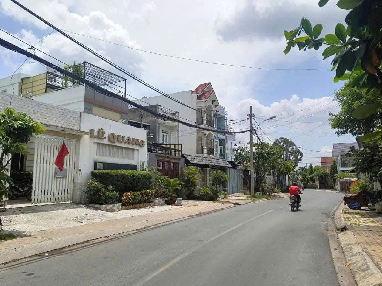 BÁN NHÀ SHR (10×37) – MẶT TIỀN BÀ TRIỆU, HÓC MÔN – VỊ TRÍ ĐẸP NGAY BV HÓC MÔN