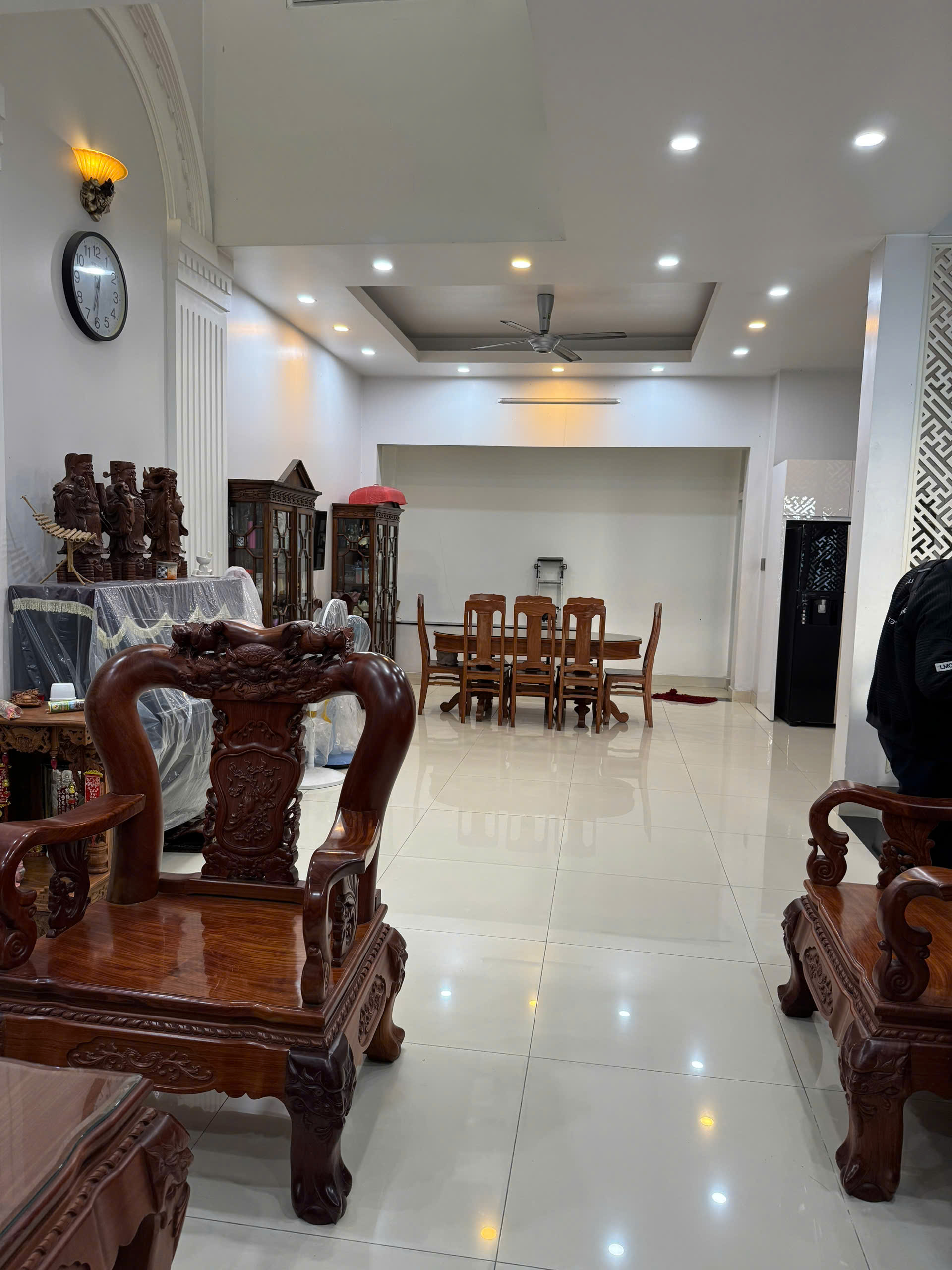 Cho thuê căn biệt thự đường 23, Hiệp Bình Chánh, nhà xây 1 trệt 2 lầu, sân thượng. DT 8×15
