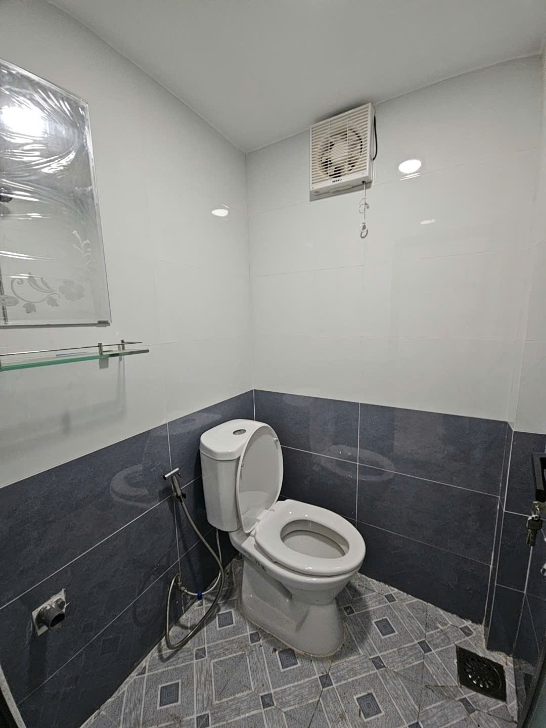 SÁT MẶT TIỀN HẺM NGANG 3.5 M DIỆN TÍCH 23.5M2 ĐÚC BÊ TÔNG Q4 HƠN 2 TỶ