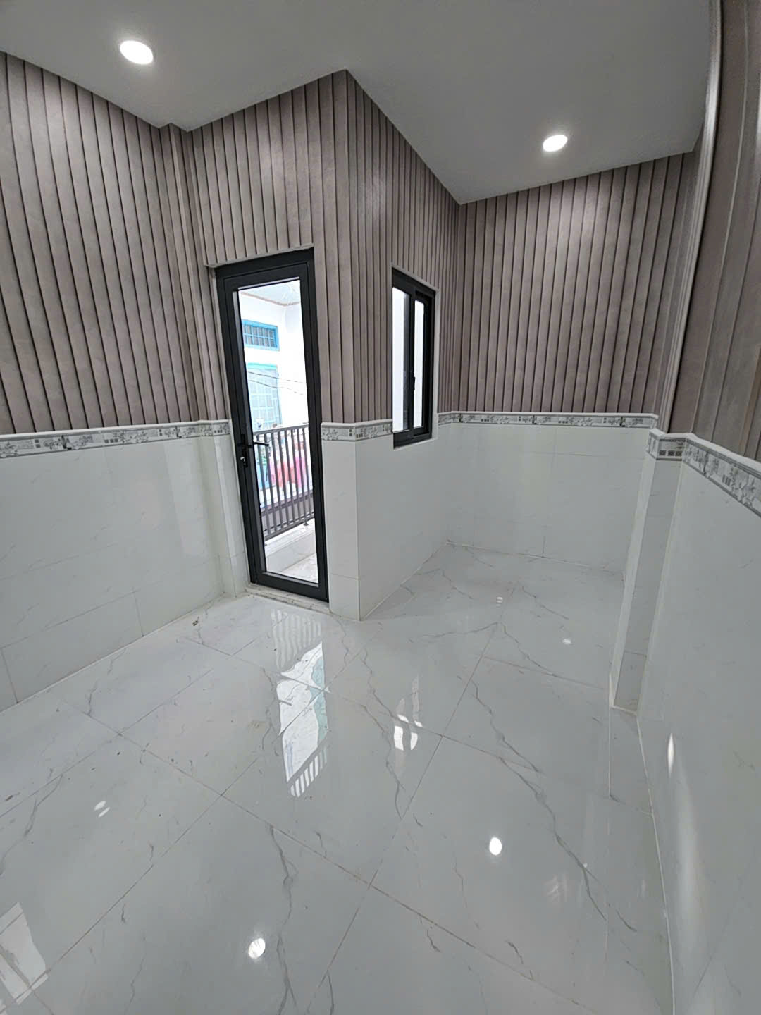 SÁT MẶT TIỀN HẺM NGANG 3.5 M DIỆN TÍCH 23.5M2 ĐÚC BÊ TÔNG Q4 HƠN 2 TỶ