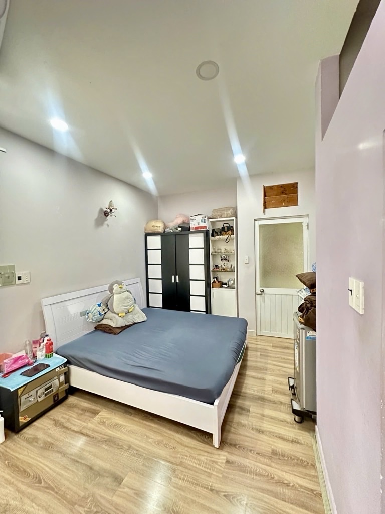 💥 BÁN NHÀ 3 TẦNG- CÁCH MT TÔN ĐẢN VÀI BƯỚC CHÂN- KẾ BÊN PHỐ ẨM THỰC VĨNH KHÁNH RA HOÀNG DIỆU ĐẾN TRƯỜNG ĐH NGUYỄN TẤT THÀNH.