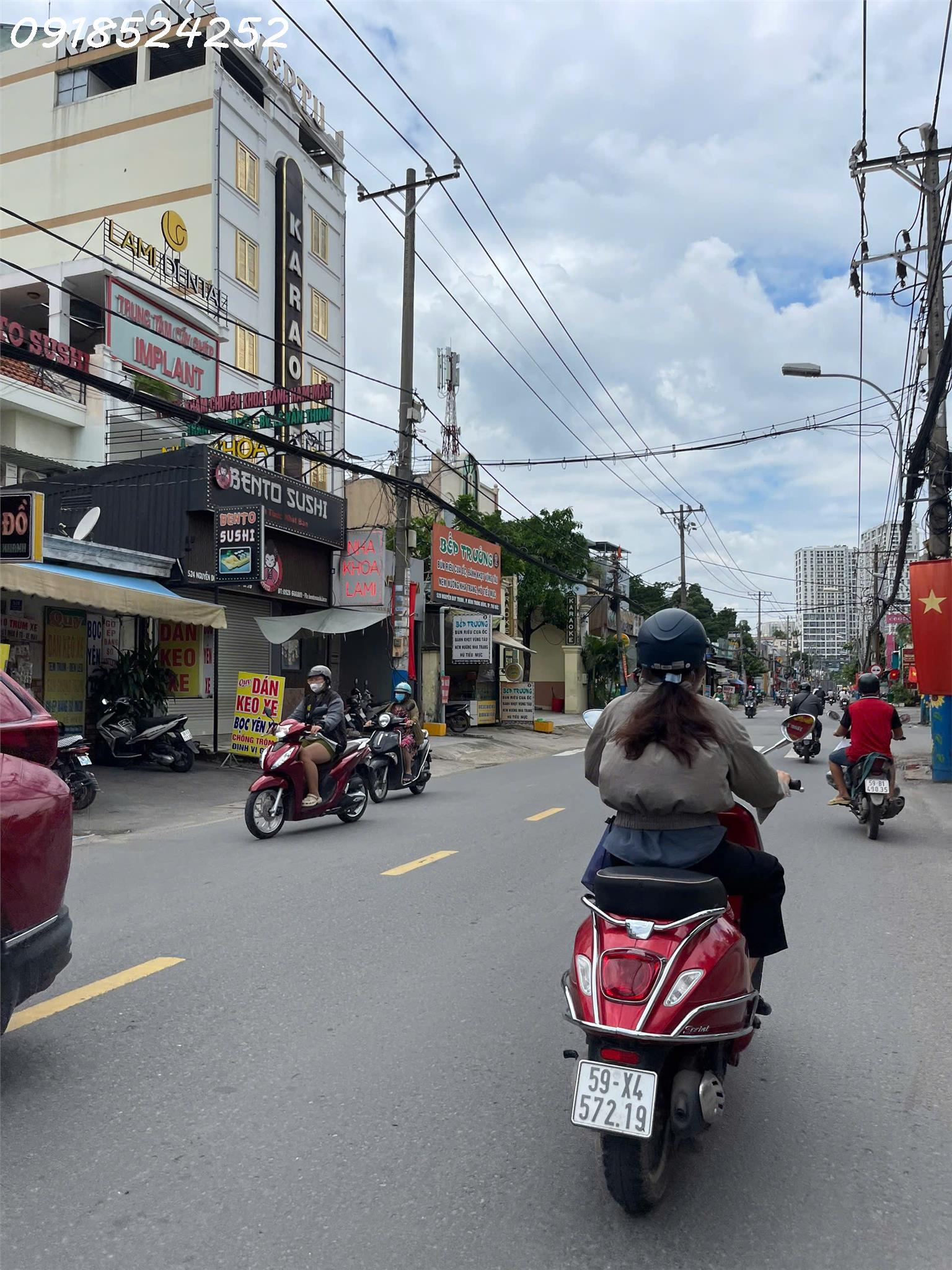 Bán nhà phố mặt đường oto 210m2 , 3 tầng ngay nội khu Q.2