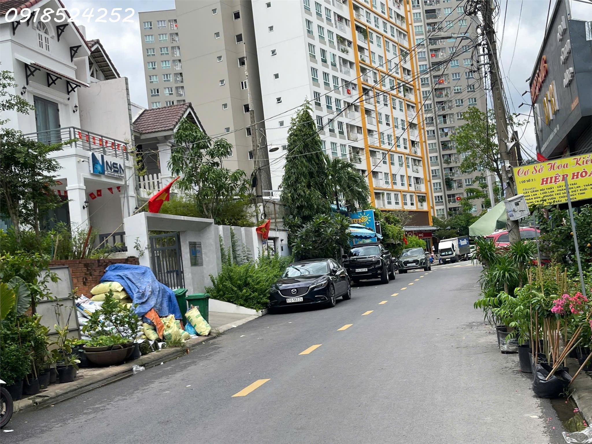 Bán nhà phố mặt đường oto 210m2 , 3 tầng ngay nội khu Q.2