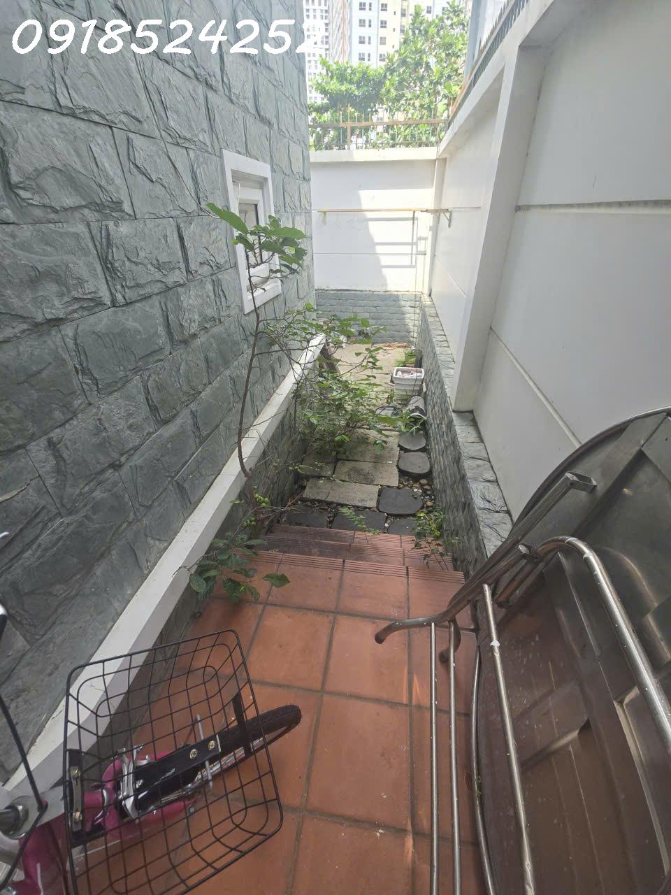 Bán nhà phố mặt đường oto 210m2 , 3 tầng ngay nội khu Q.2