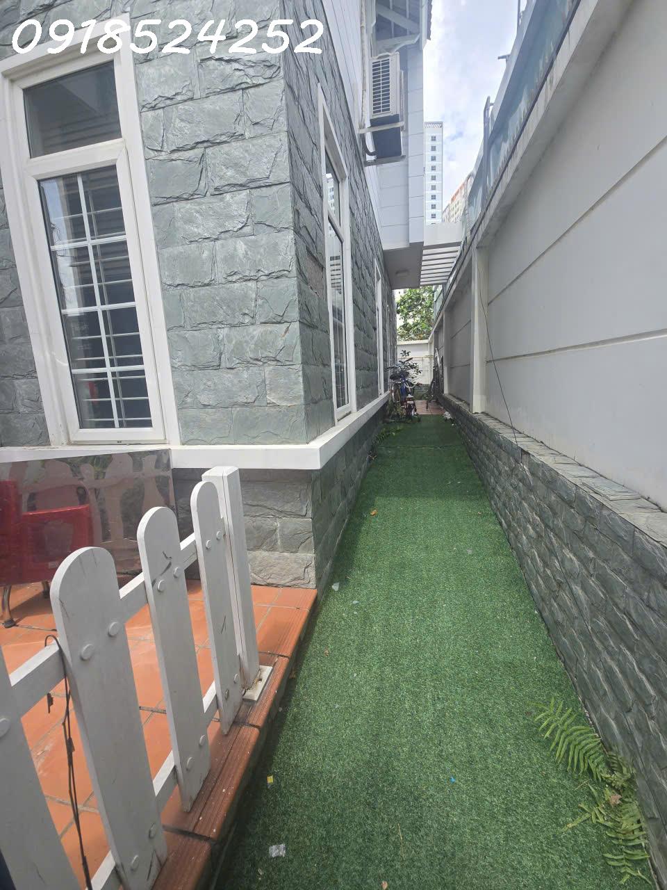 Bán nhà phố mặt đường oto 210m2 , 3 tầng ngay nội khu Q.2