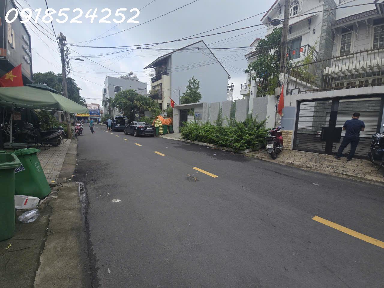 Bán nhà phố mặt đường oto 210m2 , 3 tầng ngay nội khu Q.2