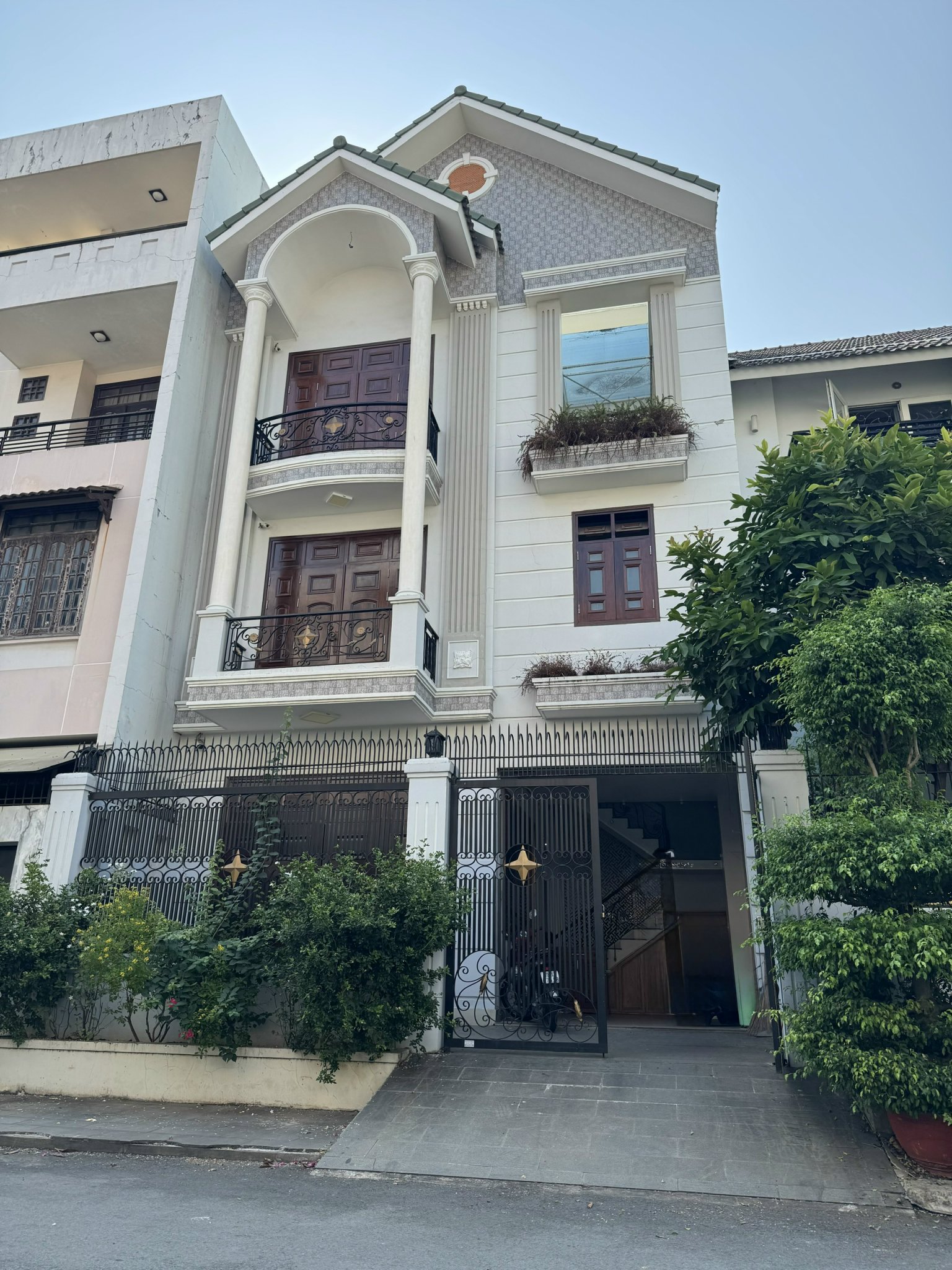 Cho thuê căn biệt thự đường 23, Hiệp Bình Chánh, nhà xây 1 trệt 2 lầu, sân thượng. DT 8×15