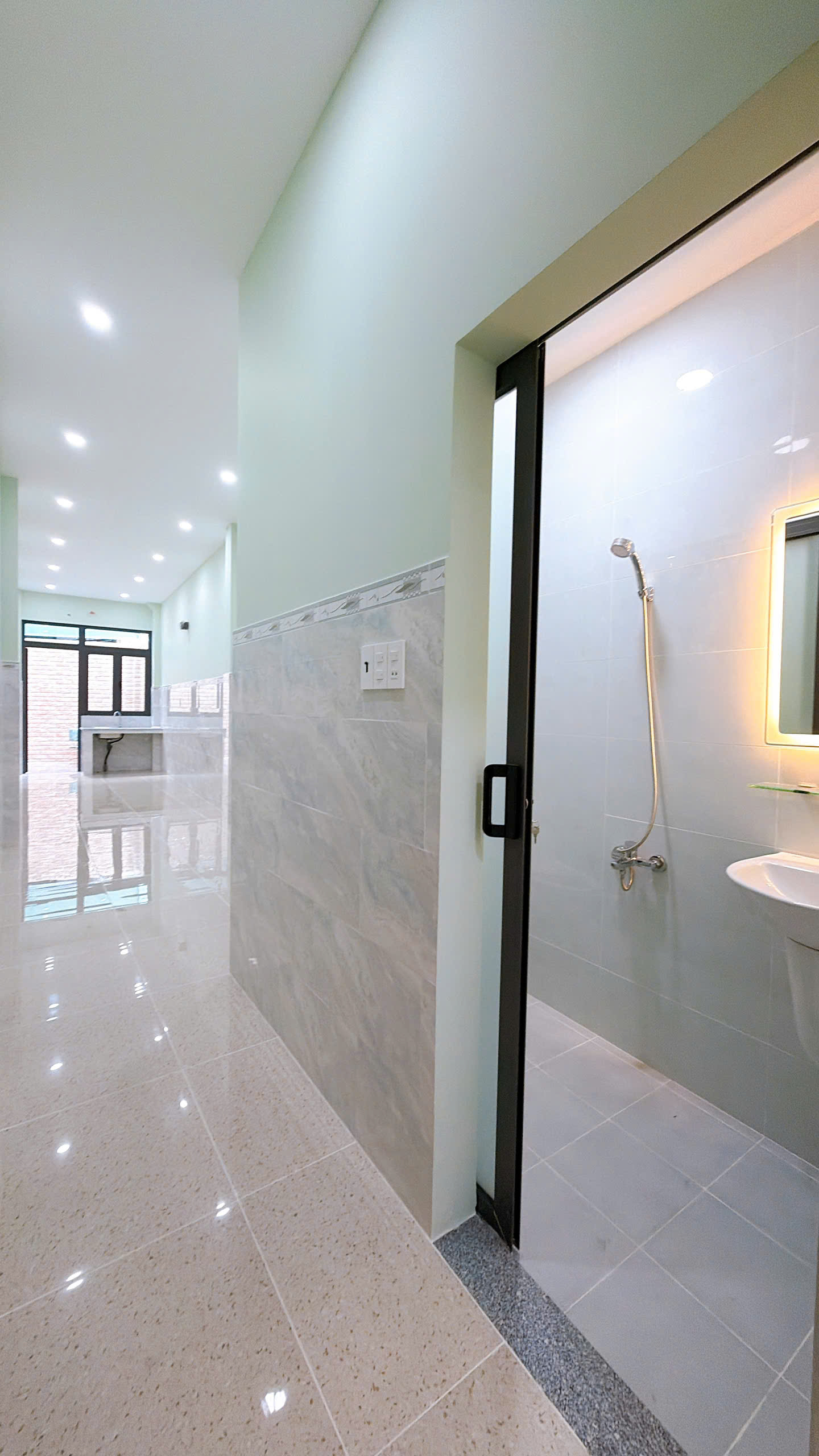 NHÀ MỚI XÂY ĐÚC 4 TẤM DT 4 X24 CÓ 6 TỶ VIP Q4