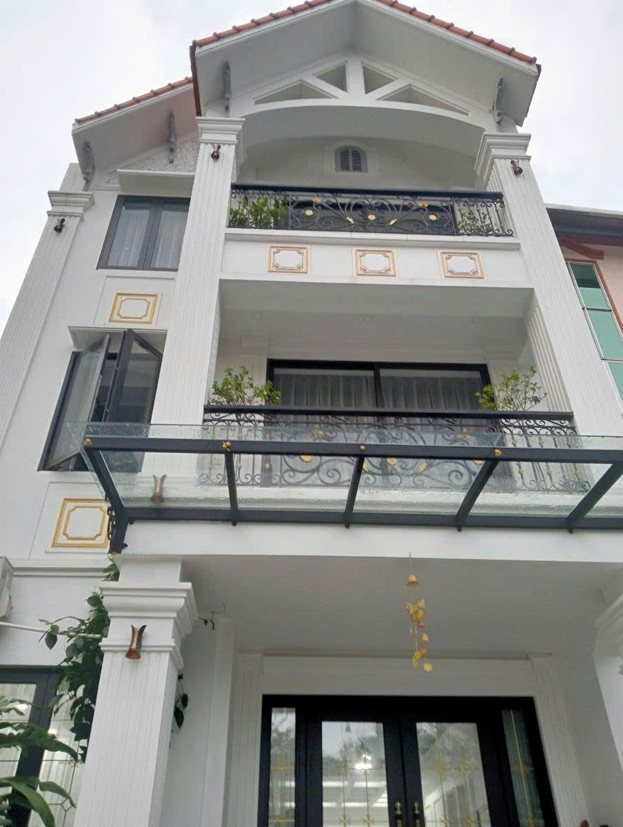 LONG BIÊN BÁN BIỆT THỰ MINI SÂN VƯỜN – VỊ TRÍ TRUNG TÂM – 3 THOÁNG