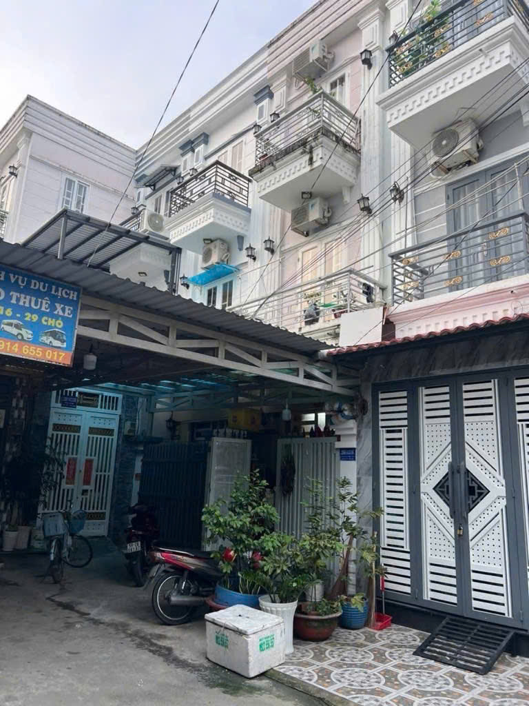 NHÀ 3 LẦU NHỎ ĐẸP – THIẾT KẾ SANG TRỌNG – HẺM XE HƠI 6M – NGAY TT THỊ TRẤN NHÀ BÈ – HUỲNH TẤN PHÁT – GIÁ 2xx TỶ