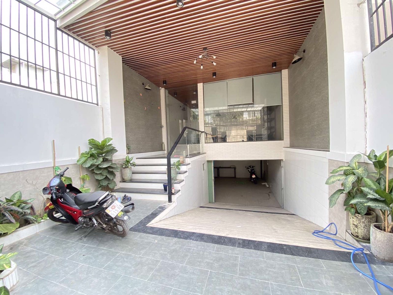 BÁN NHÀ HẦM + 5 LẦU HẺM XE TẢI GẦN QUỐC LỘ 13 – NGAY NÚT GIAO CẦU VƯỢT BÌNH PHƯỚC