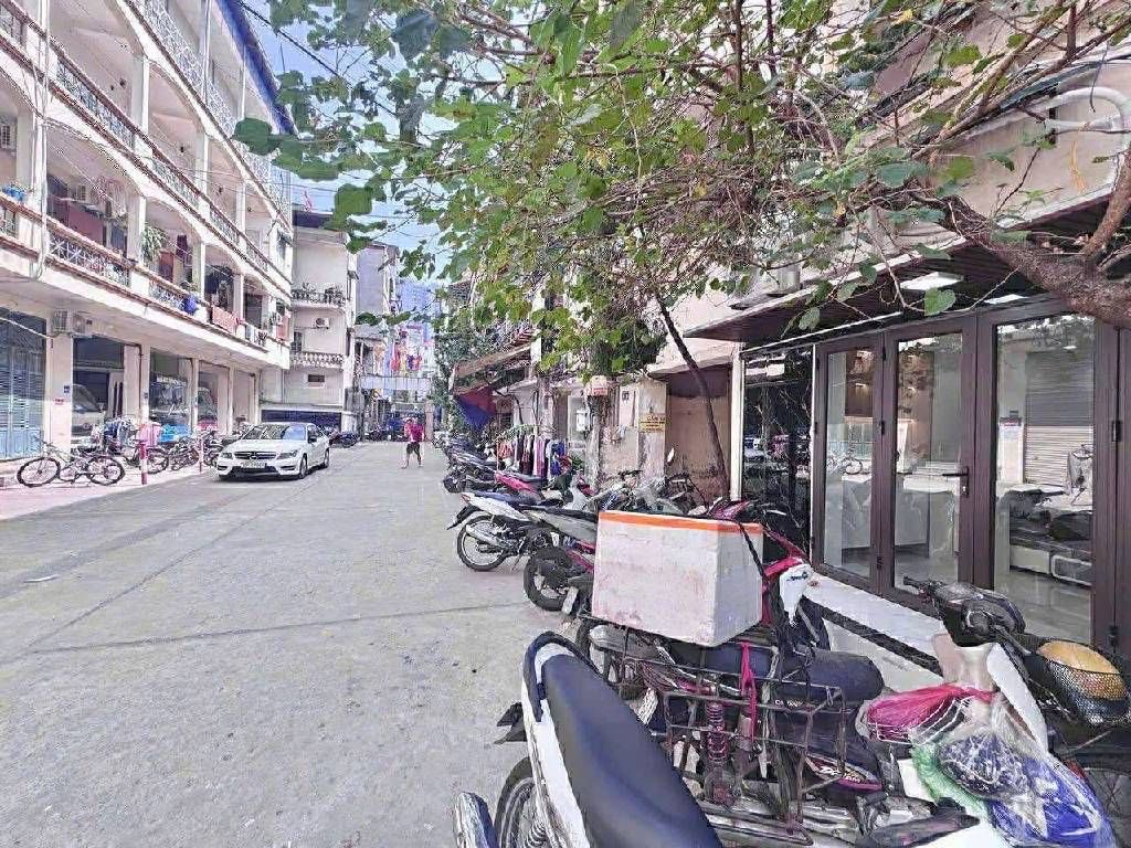 bán tập thể tầng 1 mai dịch cầu giấy DT 48/60m giá 5,5 tỷ-ô tô tránh đỗ cửa,cách phố 20m