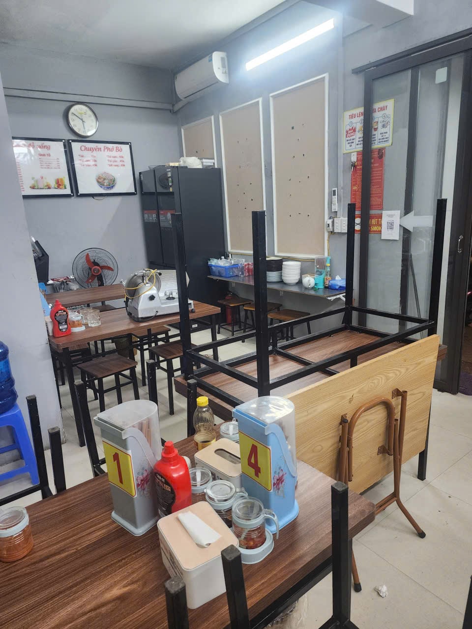 Sang nhượng toàn bộ đồ dùng quán phở, có sẵn lượng khách