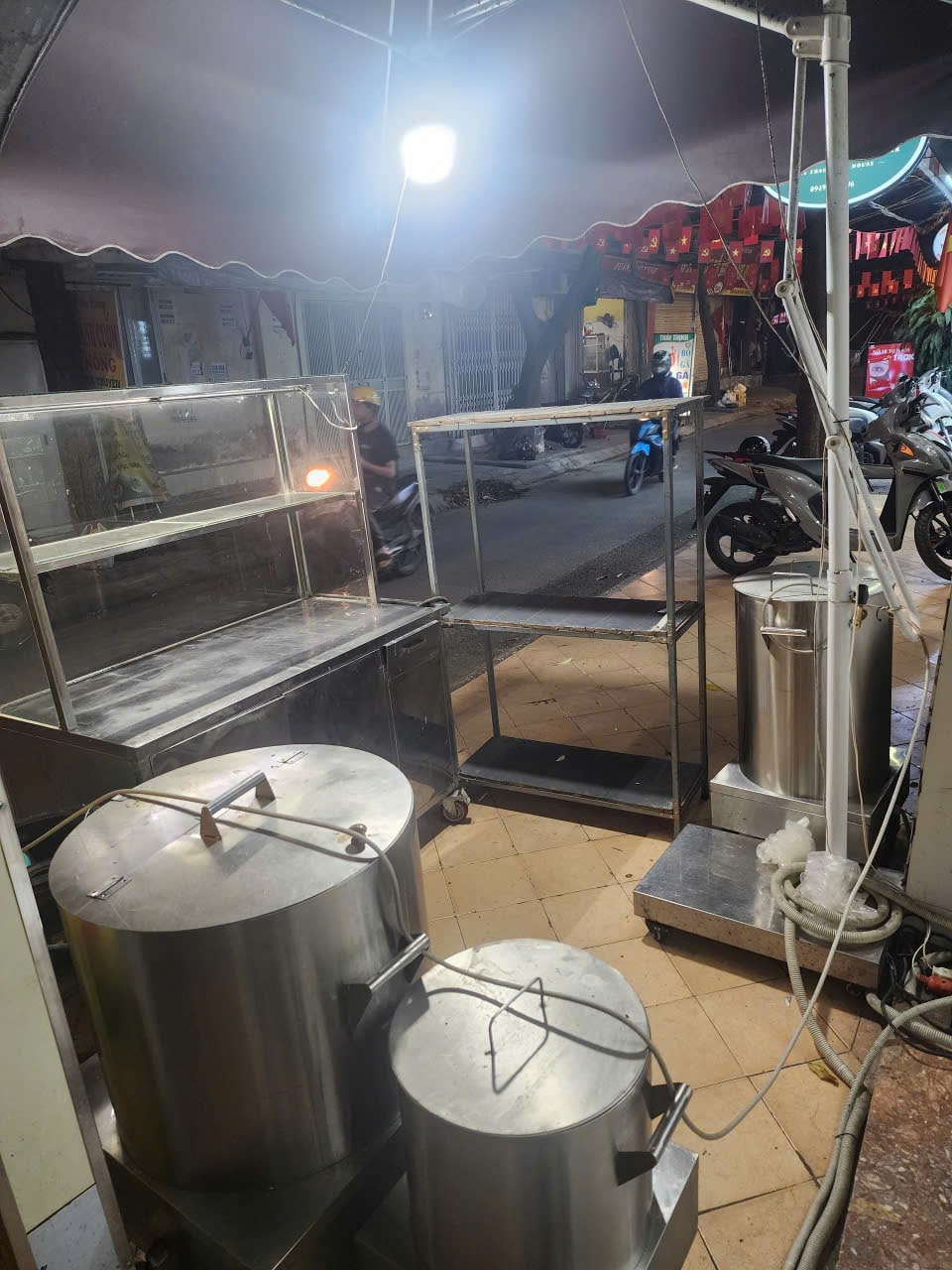 Sang nhượng toàn bộ đồ dùng quán phở, có sẵn lượng khách