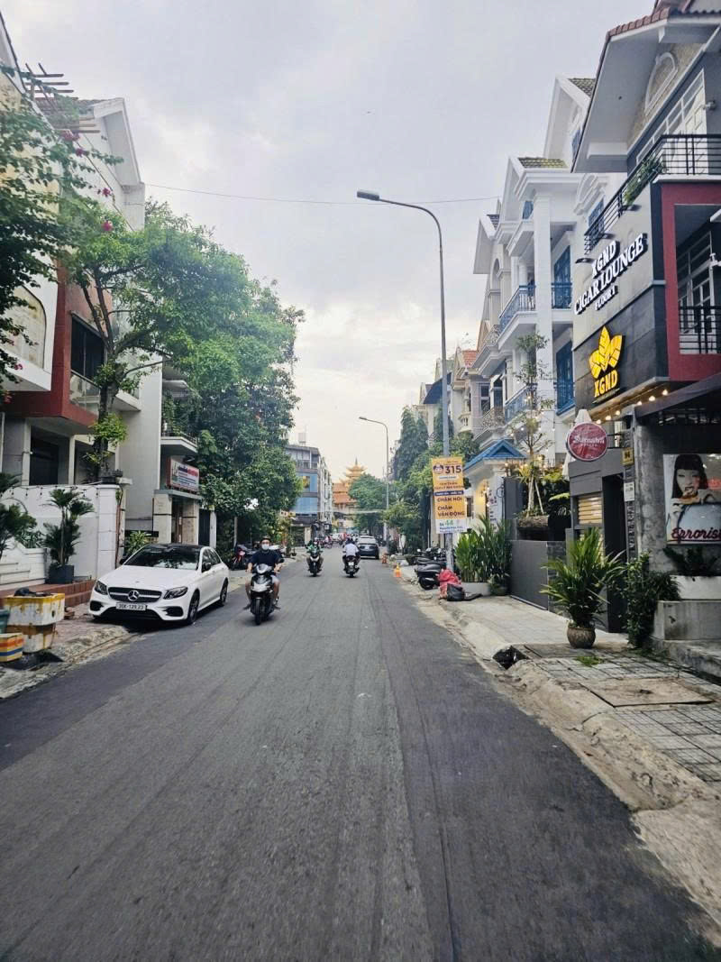 Bán nhà 2 Mặt tiền Hoa Đào – Khu Phan Xích Long, 8x8m, 3 Tầng – 3PN, chào 22 tỷ.