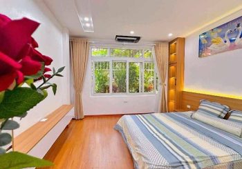 bán nhà tập thể tầng 2 trần quốc hoàn DT 90m 3 ngủ 2 wc lô góc giá 5,250 tỷ