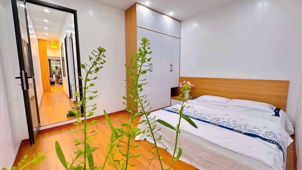 bán nhà tập thể tầng 2 trần quốc hoàn DT 90m 3 ngủ 2 wc lô góc giá 5,250 tỷ