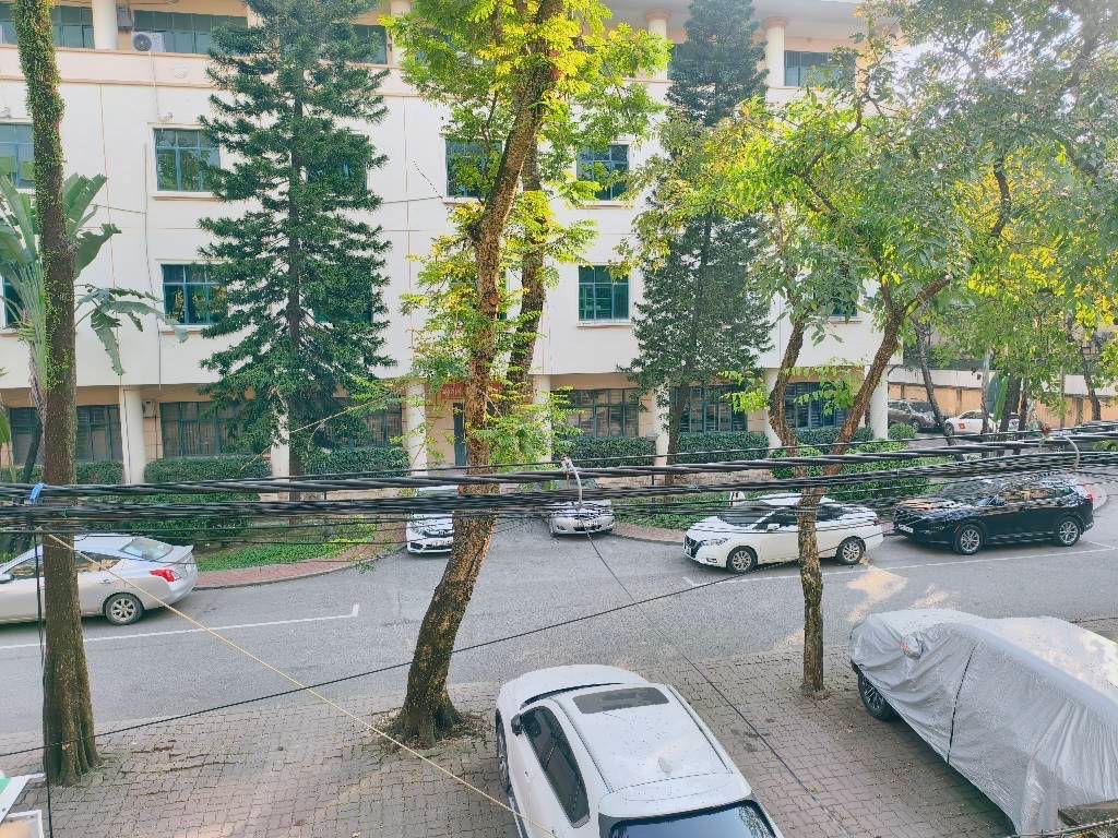 bán nhà tập thể tầng 2 trần quốc hoàn DT 90m 3 ngủ 2 wc lô góc giá 5,250 tỷ